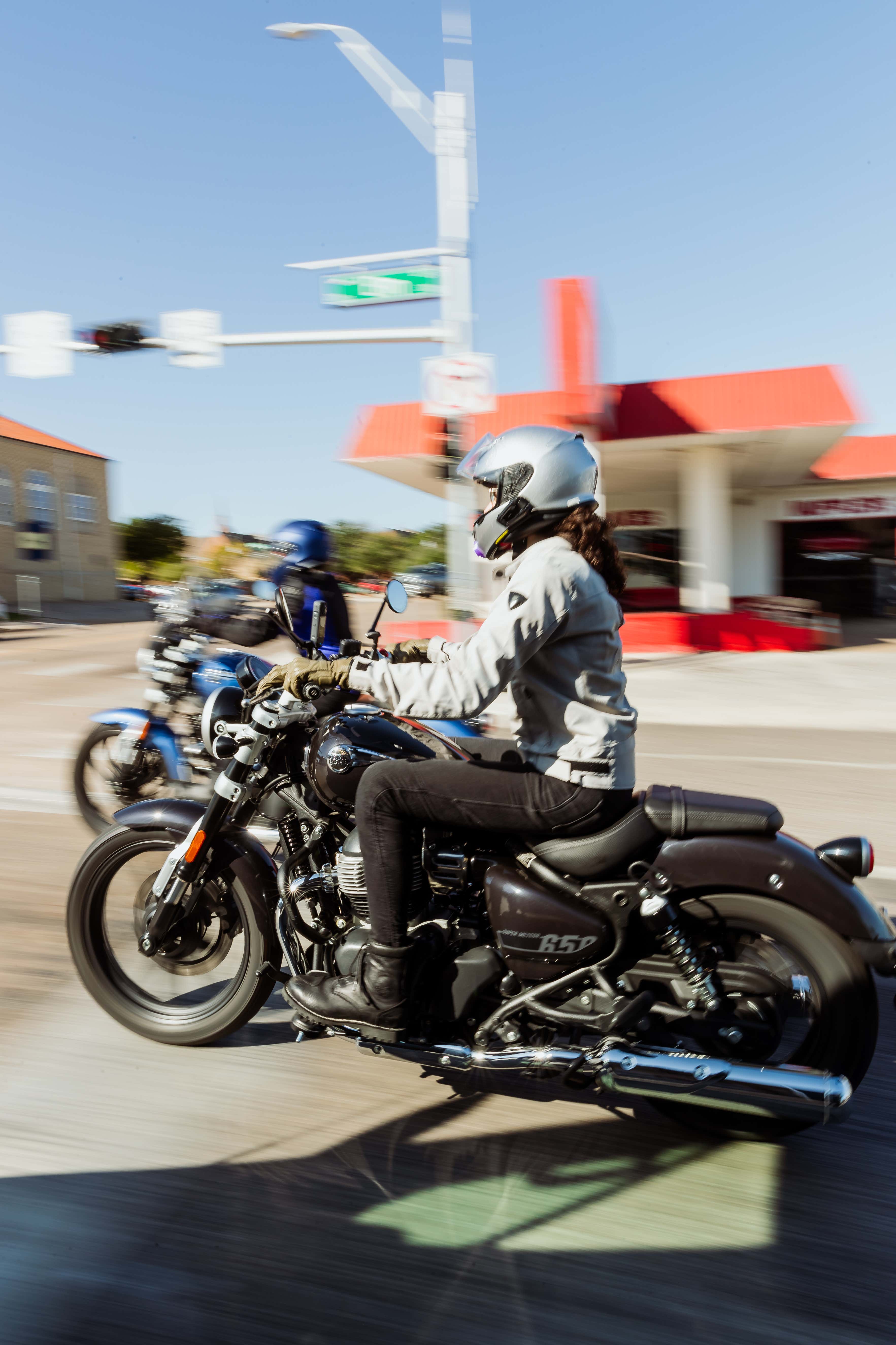 Bild zum Artikel mit dem Titel Royal Enfield Super Meteor 650: Die Freude am Motorradfahren